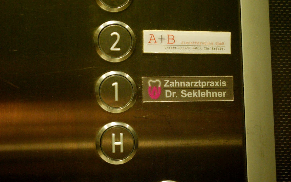 Bord van de tandartspraktijk in de lift